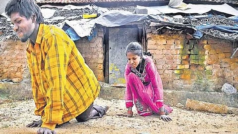 ಬಹಿರ್ದೆಸೆಗೆ ಪ್ರತಿನಿತ್ಯ ಬಯಲಿಗೆ ತೆವಳುತ್ತಾ ಹೋಗುವ ಶ್ರೀಕಾಂತ್, ಸುಮ ಸೋದರ-ಸೋದರಿ