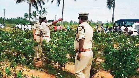 ಹರೀಶ್ ನ ಶವ ಪತ್ತೆಯಾದ ಪರಿಶೀಲನೆ ನಡೆಸುತ್ತಿರುವ ಪೊಲೀಸರು