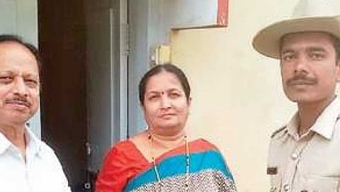 ಪೊಲೀಸ್-ಜನರ ನಡುವಿನ ಅಂತರ ದೂರಾಗಿಸಲು ಬರುತ್ತಿದ್ದಾರೆ 'ನಿಮ್ಮ ಮಿತ್ರ': ಬೀಟ್ ಪೊಲೀಸರಿಂದ ಜನರಿಗೆ 'ವಿಸಿಟಿಂಗ್ ಕಾರ್ಡ್' ವಿತರಣೆ