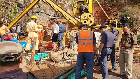 15 ಗಣಿ ಕಾರ್ಮಿಕರು ಪರದಾಡುತ್ತಿದ್ದರೆ, ಮೋದಿ ಕ್ಯಾಮರಾಗಳಿಗೆ ಪೋಸ್ ನೀಡುತ್ತಿದ್ದಾರೆ: ರಾಹುಲ್ ಗಾಂಧಿ