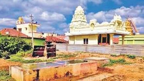 ಗ್ರಾಮದಲ್ಲಿನ ಸಾರ್ವಜನಿಕ ನೀರಿನ ಟ್ಯಾಂಕ್
