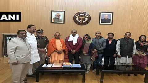 ಮೃತ ಇನ್ಸ್ ಪೆಕ್ಟರ್ ಅವರ ಕುಟುಂಬಸ್ಥರನ್ನು ಭೇಟಿ ಮಾಡಿದ ಸಿಎಂ ಯೋಗಿ ಆದಿತ್ಯ ನಾಥ್