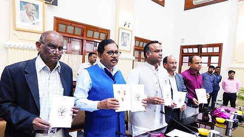 ಪ್ರಬುದ್ಧ ಯೋಜನೆ ಮಾಹಿತಿ ಒಳಗೊಂಡ ಕೈಪಿಡಿ ಬಿಡುಗಡೆ ಮಾಡಿದ ಉಪ ಮುಖ್ಯಮಂತ್ರಿ ಡಾ ಜಿ ಪರಮೇಶ್ವರ್, ಸಚಿವ ಪ್ರಿಯಾಂಕ್ ಖರ್ಗೆ ಹಾಗೂ ಇತರರು