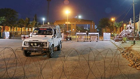 ಉಗ್ರರ ವಿರುದ್ಧ ನಡೆಸಲಾಗುತ್ತಿರುವ ಎರಡನೇ ದಿನದ ಕಾರ್ಯಾಚರಣೆ ವೇಳೆ ಸ್ಥಳದಲ್ಲಿರುವ ಪೊಲೀಸ್ ವಾಹನ