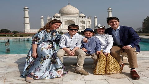 ಕೆನಡಾ ಪ್ರಧಾನಮಂತ್ರಿ ಜಸ್ಟಿನ್ ಟ್ರುಡ್ಯೂ ಕುಟುಂಬ ತಾಜ್ ಮಹಲ್ ಮುಂಭಾಗ ನೀಡಿದ ಪೋಸ್