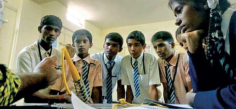 ತ"ರಬೇತಿ ಪಡೆಯುತ್ತಿರುವ ಅಗರ ಹೈ ಸ್ಕೂಲ್ ವಿದ್ಯಾರ್ಥಿಗಳ ಒಂದು ತಂಡ