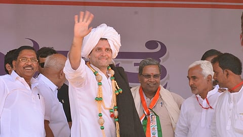 ಮುಧೋಳದಲ್ಲಿ ರ್ಯಾಲಿಯಲ್ಲಿ ಸಾರ್ವಜನಿಕರತ್ತ ಕೈಬೀಸಿದ ಕಾಂಗ್ರೆಸ್ ಅಧ್ಯಕ್ಷ ರಾಹುಲ್ ಗಾಂಧಿ