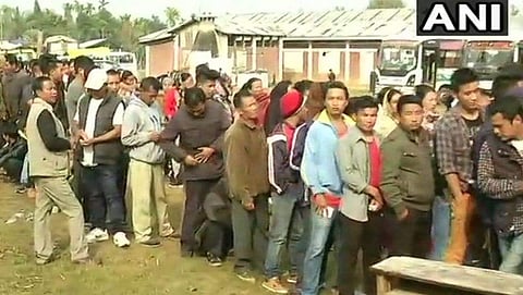 ಮತಗಟ್ಟೆ ಬಳಿ ಮತದಾರರು