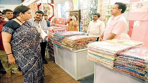 ಹೋಟೆಲ್ ಲಲಿತ್ ಅಶೋಕ್ ನಲ್ಲಿ ಜವಳಿ ಮೇಳವನ್ನು ಕೇಂದ್ರ ಜವಳಿ ಖಾತೆ ಸಚಿವೆ ಸ್ಮೃತಿ ಇರಾನಿ ಉದ್ಘಾಟಿಸಿದರು.