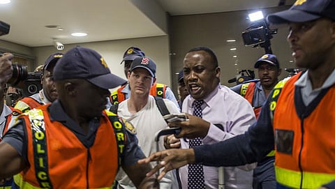 ಜೋಹಾನ್ಸ್ ಬರ್ಗ್ ವಿಮಾನ ನಿಲ್ದಾಣದಲ್ಲಿ ಸ್ಮಿತ್