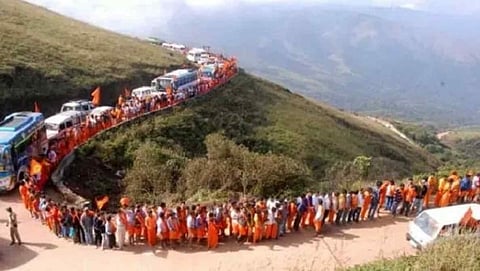 ಚಿಕ್ಕಮಗಳೂರಿನ ಬಾಬಾಬುಡನ್ ಗಿರಿಗೆ ಭಕ್ತರು ಹೋಗುವ ದೃಶ್ಯ