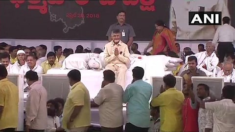 ವಿಶೇಷ ಸ್ಥಾನಮಾನ ವಿವಾದ: ಜನ್ಮದಿನದಂದೇ 'ಧರ್ಮ ಹೋರಾಟ ದೀಕ್ಷೆ' ಆರಂಭಿಸಿದ ಆಂಧ್ರ ಸಿಎಂ ನಾಯ್ಡು