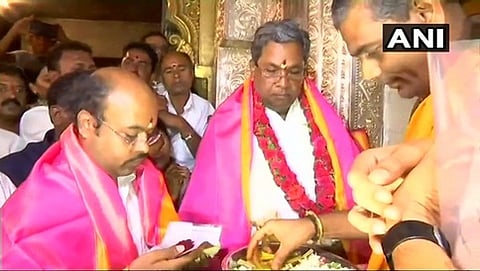 ದೇವಸ್ಥಾನದಲ್ಲಿ ದರ್ಶನ ಪಡೆದ ಸಿದ್ದರಾಮಯ್ಯ, ಯತೀಂದ್ರ ಸಿದ್ದರಾಮಯ್ಯ