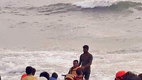 ಕರಾವಳಿ ತೀರದಲ್ಲಿ ಅಲೆಗಳ ಅಬ್ಬರ: ನೀರಿಗಿಳಿಯದಂತೆ ಪ್ರವಾಸಿಗರಿಗೆ ಎಚ್ಚರಿಕೆ