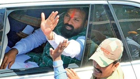 ಬಾದಾಮಿಯಲ್ಲಿ ನಾಮಪತ್ರ ಸಲ್ಲಿಸಿದ ನಂತರ ಬೆಂಬಲಿಗರೆಡೆ ಕೈಬೀಸಿದ ಬಿಜೆಪಿ ಅಭ್ಯರ್ಥಿ ಬಿ.ಶ್ರೀರಾಮುಲು