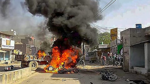ಭಾರತ್ ಬಂದ್ ವೇಳೆ ವಾಹನಗಳಿಗೆ ಬೆಂಕಿ ಹಚ್ಚಿರುವುದು