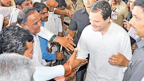 ಹುಬ್ಬಳ್ಳಿ ವಿಮಾನ ನಿಲ್ದಾಣದಲ್ಲಿ ಪಕ್ಷದ ಕಾರ್ಯಕರ್ತರನ್ನು ಅಭಿನಂದಿಸಿದ ರಾಹುಲ್ ಗಾಂಧಿ