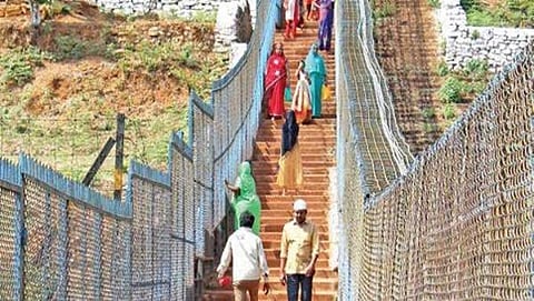 ಬಾಬಾ ಬುಡನ್ ಗಿರಿ ದೇವಾಲಯಕ್ಕೆ ಹೋಗುತ್ತಿರುವ ಭಕ್ತರು