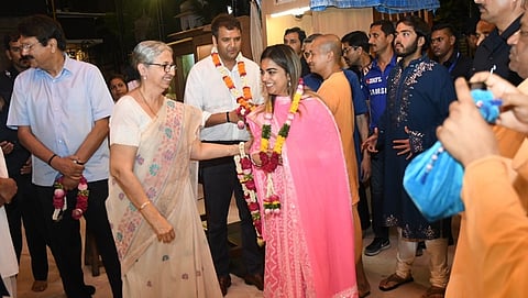 ದೇವಸ್ಥಾನದಲ್ಲಿ ಸರಳವಾಗಿ ನಿಶ್ಚಿತಾರ್ಥ ಮಾಡಿಕೊಂಡ ಇಶಾ ಅಂಬಾನಿ-ಆನಂದ್ ಪಿರಾಮಲ್ ಜೋಡಿ