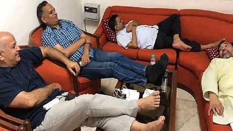 ಲೆಫ್ಟಿನೆಂಟ್ ಗವರ್ನರ್ ಕಚೇರಿಯಲ್ಲಿ ದೆಹಲಿ ಮುಖ್ಯಮಂತ್ರಿ ಅರವಿಂದ ಕೇಜ್ರಿವಾಲ್ ಧರಣಿ ನಡೆಸುತ್ತಿರುವುದು