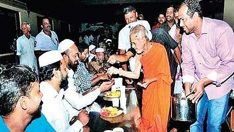 ಕಳೆದ ವರ್ಷ ಉಡುಪಿಯಲ್ಲಿ ನಡೆದ ಇಫ್ತಾರ್ ಕೂಟದಲ್ಲಿ ಭಾಗವಹಿಸಿದ್ದ ಪೇಜಾವರ ಶ್ರೀಗಳು(ಸಂಗ್ರಹ ಚಿತ್ರ)