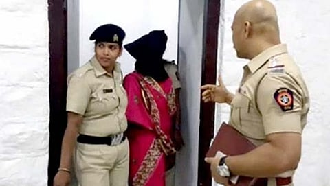 ಬಂಧನಕ್ಕೊಳಗಾಗಿರುವ ಮಹಿಳೆ