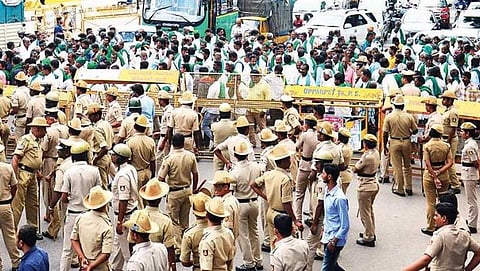 ಬೆಂಗಳೂರು: ಪೂರ್ಣ ಸಾಲ ಮನ್ನಾ ಮಾಡಿ; ರೈತರ ಪ್ರತಿಭಟನೆ