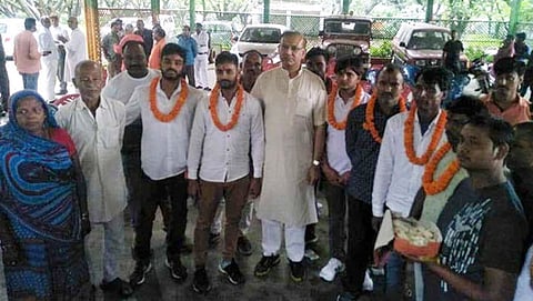 ಕೊಲೆ ಅಪರಾಧಿಗಳಿಗೆ ಹಾರ ಹಾಕಿದ ಜಯಂತ್ ಸಿನ್ಹಾ