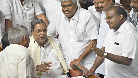 ವಿಧಾನಮಂಡಲದ ಜಂಟಿ ಅಧಿವೇಶನದಲ್ಲಿ ಹಾಲಿ ಮತ್ತು ಮಾಜಿ ಮುಖ್ಯಮಂತ್ರಿಗಳು ಹಾಗೂ ಇನ್ನಿತರರು