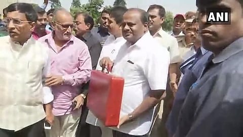 ಬಜೆಟ್ ಮಂಡಿಸಲು ವಿಧಾನಸೌಧಕ್ಕೆ ಆಗಮಿಸುತ್ತಿರುವ ಹೆಚ್ ಡಿ ಕುಮಾರಸ್ವಾಮಿ