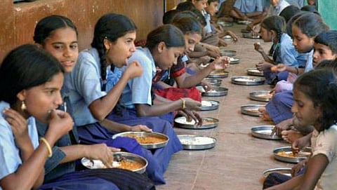 ಮಕ್ಕಳ ಹಕ್ಕು ಉಲ್ಲಂಘನೆ: ಬಿಸಿಯೂಟದ ಅಡಿಗೆ ಪಾತ್ರೆ ತೊಳೆಯಲು ವಿದ್ಯಾರ್ಥಿನಿಯರ ಬಳಕೆ