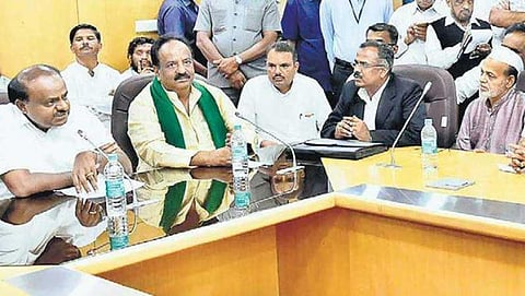 ಪ್ರತ್ಯೇಕ ರಾಜ್ಯಕ್ಕಾಗಿ ಆಗ್ರಹಿಸುತ್ತಿರುವ ಉತ್ತರ ಕರ್ನಾಟಕ ಹೋರಾಟಗಾರರೊಂದಿಗೆ ಮುಖ್ಯಮಂತ್ರಿ ಹೆಚ್.ಡಿ.ಕುಮಾರಸ್ವಾಮಿಯವರು ಶಾಂತಿಯುತ ಮಾತುಕತೆ