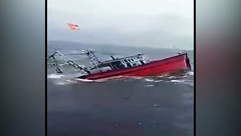 ಆಳ ಸಮುದ್ರ ಮೀನುಗಾರಿಕೆಗೆ ತೆರಳಿದ 2 ದೋಣಿಗಳು ಮುಳುಗಡೆ, 16 ಮೀನುಗಾರರ ರಕ್ಷಣೆ