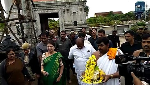 ಹರದನಹಳ್ಳಿ ದೇಗುಲದಲ್ಲಿ ಪೂಜೆ ನೆರವೇರಿಸಿ ಹೊರಬಂದ ಸಿಎಂ ಕುಮಾರಸ್ವಾಮಿ ದಂಪತಿ