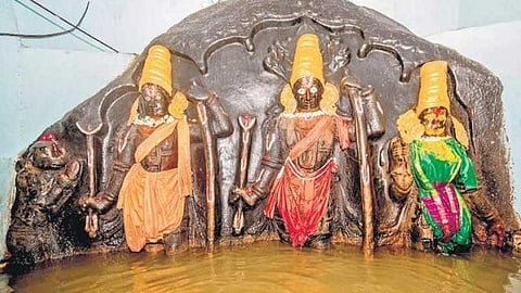 ತುಂಬಿ ಹರಿಯುತ್ತಿದ್ದ ತುಂಗಭದ್ರಾ ನದಿ: ಹಂಪಿ ಸ್ಮಾರಕ ಜಲಾವೃತ