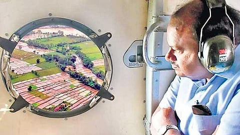 ಕೊಡಗು ಜಿಲ್ಲೆಯಲ್ಲಿ ವೈಮಾನಿಕ ಸಮೀಕ್ಷೆ ನಡೆಸುತ್ತಿರುವ ಸಿಎಂ ಕುಮಾರಸ್ವಾಮಿ