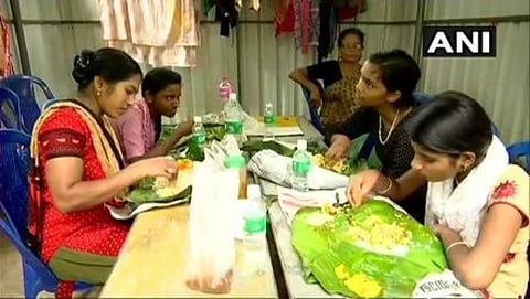ಆಶ್ರಯ ತಾಣವೊಂದರಲ್ಲಿ ಊಟ ಸೇವಿಸುತ್ತಿರುವ ನಿರಾಶ್ರಿತರು