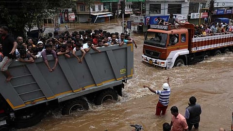 ಪ್ರವಾಹ ಸಂತ್ರಸ್ತರನ್ನು ಸ್ಥಳಾಂತರಿಸುತ್ತಿರುವುದು
