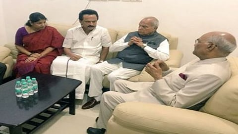 ರಾಷ್ಟ್ರಪತಿ ರಾಮನಾಥ್ ಕೋವಿಂದ್ ಕರುಣಾನಿಧಿ ಕುಟುಂಬ ಸದಸ್ಯರೊಂದಿಗೆ ಮಾತುಕತೆ
