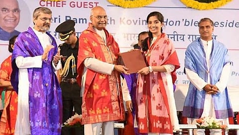 ರಾಷ್ಟ್ರಪತಿಗಳಿಂದ ಪ್ರಶಸ್ತಿ ಸ್ವೀಕರಿಸುತ್ತಿರುವ ಸ್ನೇಹಾ ರೆಡ್ಡಿ