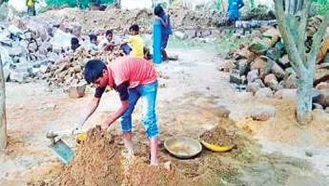 ಯಲಬುರ್ಗ ತಾಲ್ಲೂಕಿನ ವನಗೆರೆ ಗ್ರಾಮದ ಶಾಲೆಯಲ್ಲಿ ಮಕ್ಕಳಿಂದ ಶಾಲೆಯ ಕಂಪೌಂಡ್ ನ್ನು ಕಟ್ಟಿಸುತ್ತಿರುವುದು.