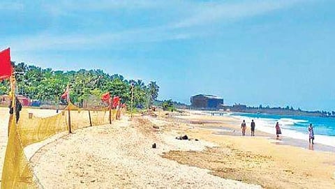 ಬಲೆಗಳನ್ನು ಹಾಕಿದ್ದರೂ ಲೆಕ್ಕಿಸದೆ ಸಮುದ್ರ ತೀರಕ್ಕೆ ಇಳಿದ ಪ್ರವಾಸಿಗರು
