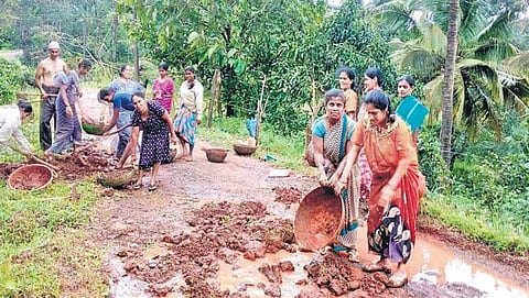 ಯಲ್ಲಾಪುರ ತಾಲ್ಲೂಕಿನ ಎರಪುರ ಗ್ರಾಮದಲ್ಲಿ ಹದಗೆಟ್ಟ ರಸ್ತೆ ಕಾಮಗಾರಿಯಲ್ಲಿ ತೊಡಗಿದ ಮಹಿಳೆಯರು