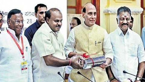 ಒಪ್ಪಂದದ ನಿರ್ಣಯಗಳನ್ನು ಕೇಂದ್ರ ಗೃಹ ಸಚಿವ ರಾಜನಾಥ್ ಸಿಂಗ್ ಅವರಿಗೆ ಹಸ್ತಾಂತರಿಸಿದ ಸಿಎಂ ಹೆಚ್ ಡಿ ಕುಮಾರಸ್ವಾಮಿ