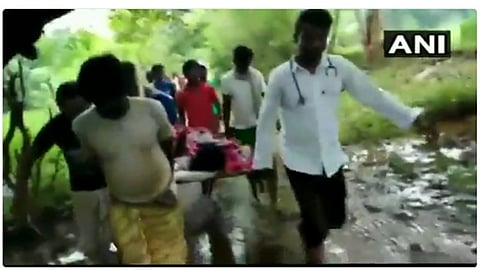 ಹಾಸಿಗೆಯಲ್ಲಿಯೇ ರೋಗಿಯನ್ನು ಆಸ್ಪತ್ರೆಗೆ ರವಾನಿಸುತ್ತಿರುವ ಗ್ರಾಮಸ್ಥರು