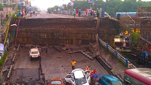 ದಕ್ಷಿಣ ಕೊಲ್ಕತ್ತಾದಲ್ಲಿ ಮೇಲ್ಸೇತುವೆ ಕುಸಿತ: ಅವಶೇಷಗಳಡಿ ಹಲವರು ಸಿಲುಕಿರುವ ಶಂಕೆ