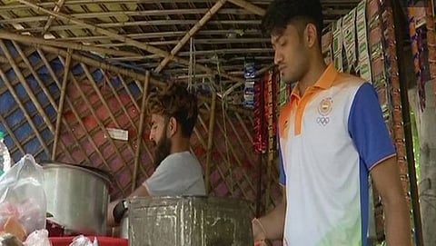 ಟೀ ಮಾರಾಟ ಮಾಡುತ್ತಿರುವ ಹರೀಶ್ ಕುಮಾರ್