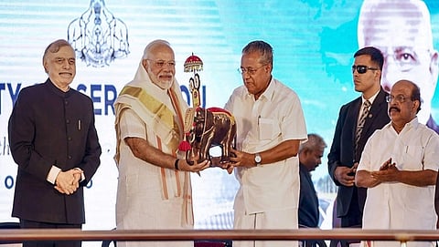 ಕೇರಳದ ಕೊಲ್ಲಮ್ ನಲ್ಲಿ ರಾಷ್ಟ್ರೀಯ ಹೆದ್ದಾರಿ 66ರಲ್ಲಿ ಬೈಪಾಸ್ ಉದ್ಘಾಟನೆಯಲ್ಲಿ ಪ್ರಧಾನಿ ಮೋದಿಯವರನ್ನು ಸನ್ಮಾನಿಸಿದ ಮುಖ್ಯಮಂತ್ರಿ ಪಿಣರಾಯಿ ವಿಜಯನ್