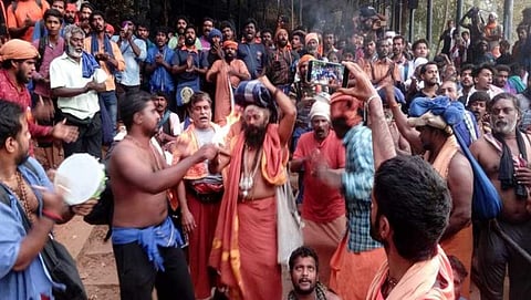 ಮಹಿಳೆಯರು ಬೆಟ್ಟ ಹತ್ತುತ್ತಿರುವುದನ್ನು ತಡೆದು ನೀಲಿಮಾದಲ್ಲಿ ಭಕ್ತರ ಪ್ರತಿಭಟನೆ