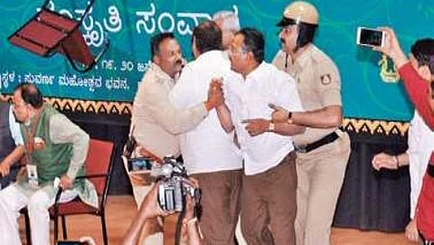 ಪರಿಸ್ಥಿತಿ ನಿಯಂತ್ರಿಸುತ್ತಿರುವ ಪೊಲೀಸರು